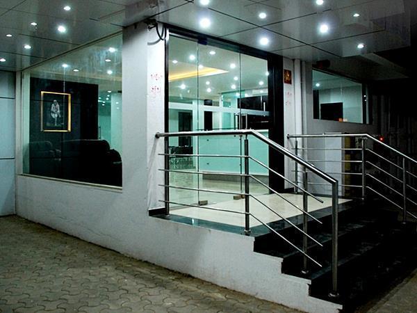 Sai Srushti Hotel Sirdi Kültér fotó