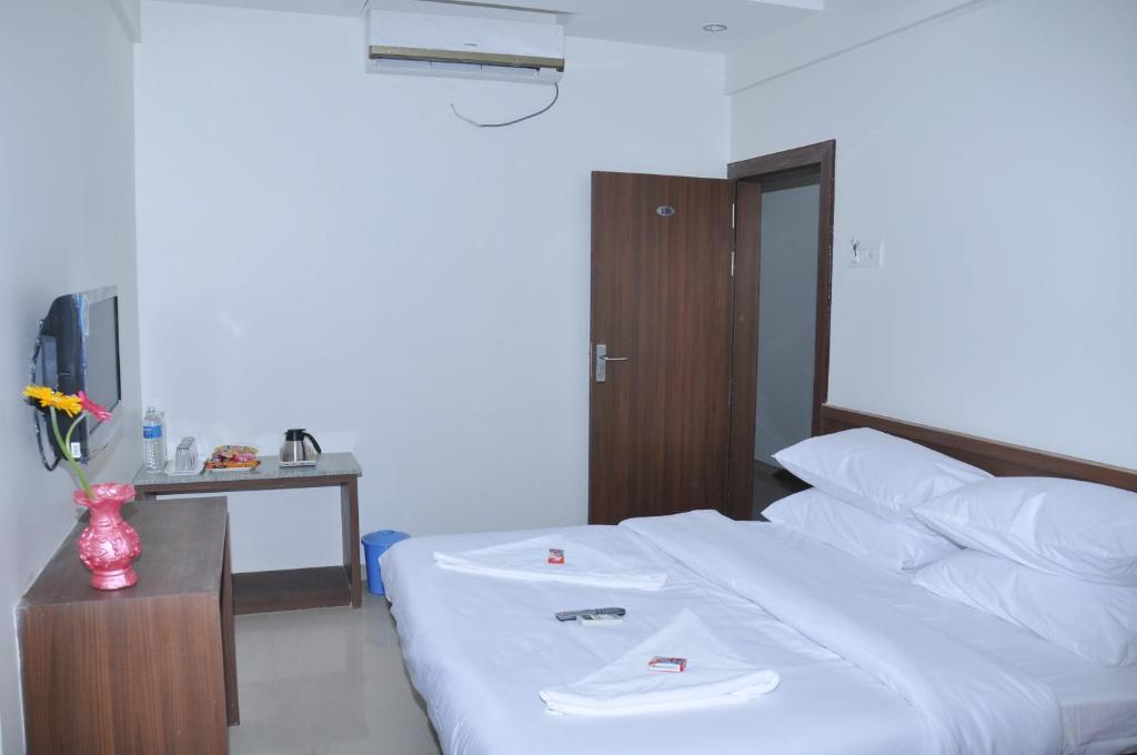 Sai Srushti Hotel Sirdi Kültér fotó